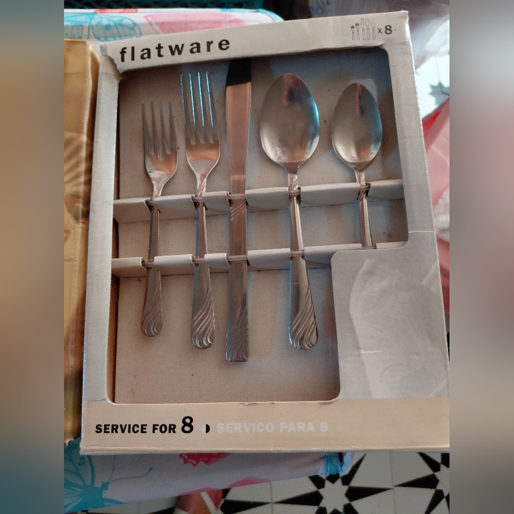 Home Collection Silver Flatware Set - Picture 2 of 3